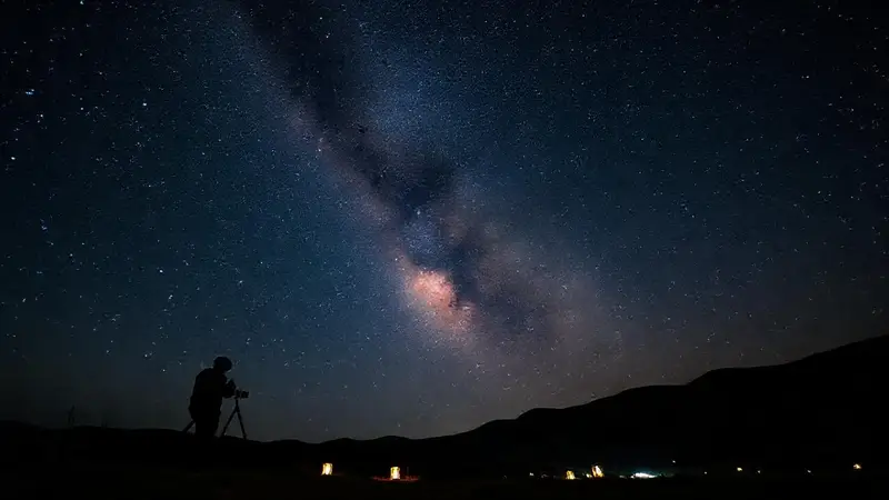Fotógrafo bajo un cielo estrellado y sereno