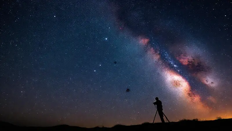 Cielo estrellado con vibrantes nebulas y estrellas