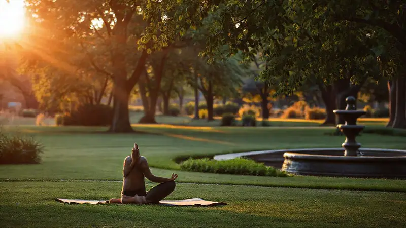 Meditación serena en parque tranquilo al atardecer