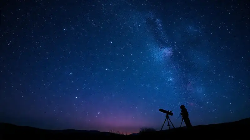 Noche estrellada con una persona observando