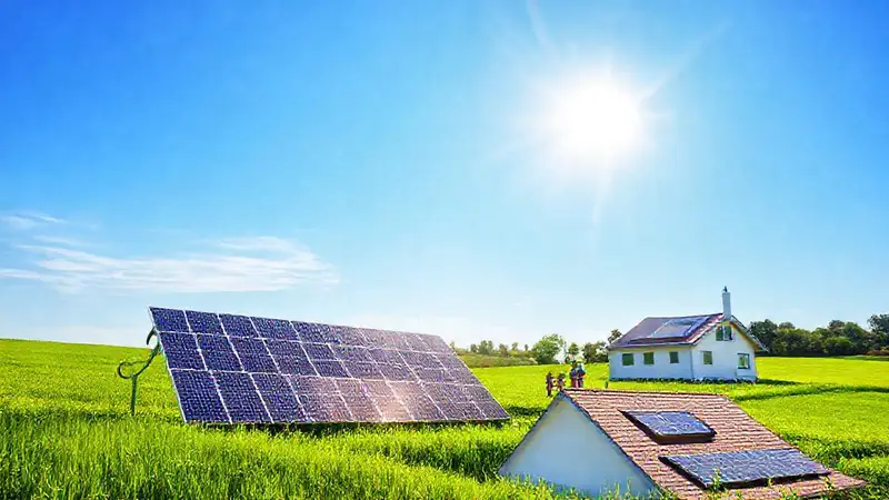 Sol radiante sobre paneles solares y naturaleza