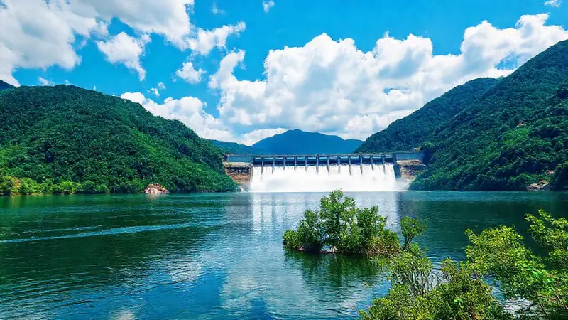 Lago sereno con montaña y energía sostenible
