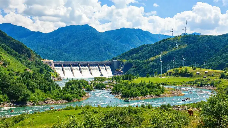 Río sereno con energía sostenible y naturaleza