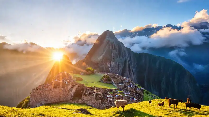 Machu Picchu al amanecer con paisajes impresionantes