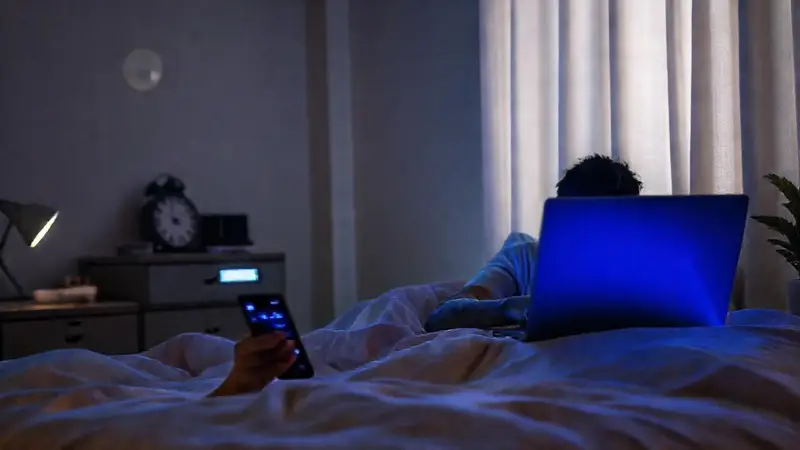 Habitación tranquila, persona preocupada ante pantallas