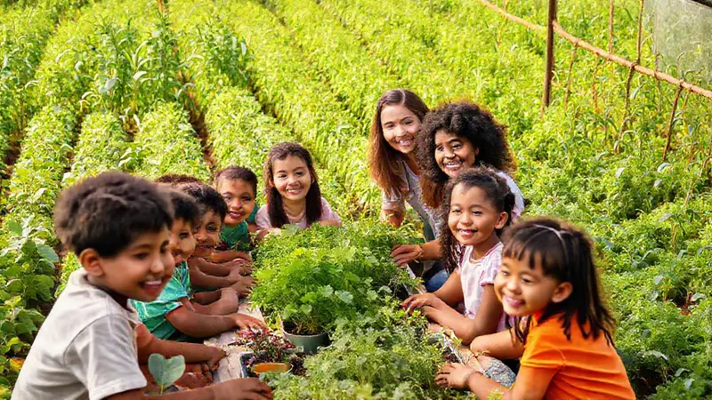 Aula inclusiva con aprendizaje sostenible y naturaleza