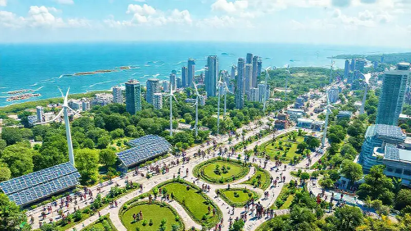 Ciudad futurista sostenible con personas colaborando