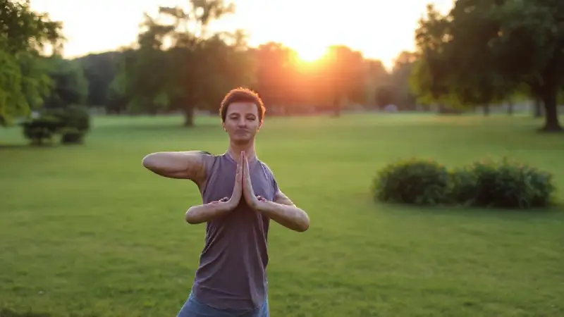 Persona haciendo yoga en un parque sereno