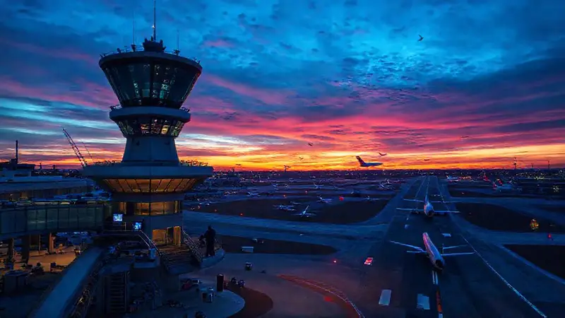 Torre de control en aeropuerto al atardecer