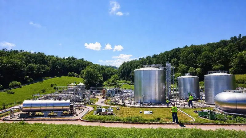 Instalación de biogás en paisaje verde