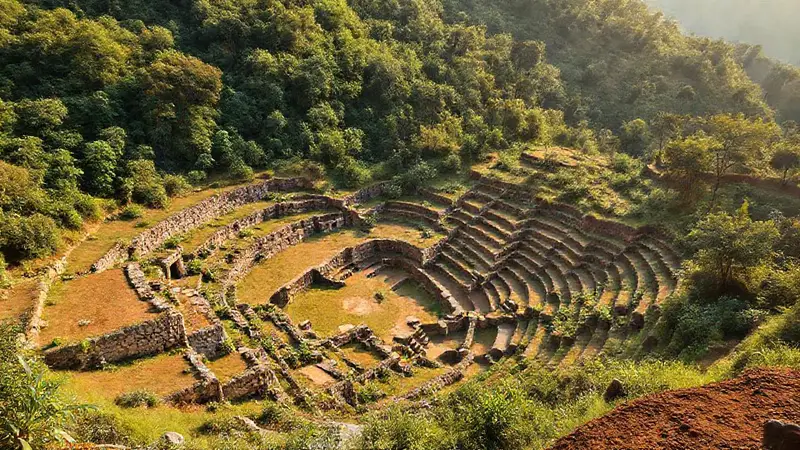Sitio arqueológico con naturaleza y agricultura sostenible