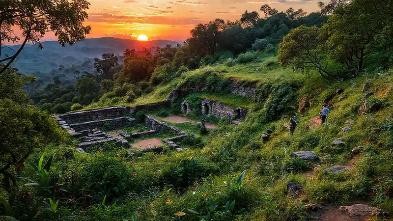 Ruinas antiguas rodeadas de naturaleza exuberante