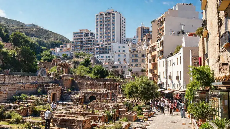 Ruinas antiguas y vida urbana en contraste