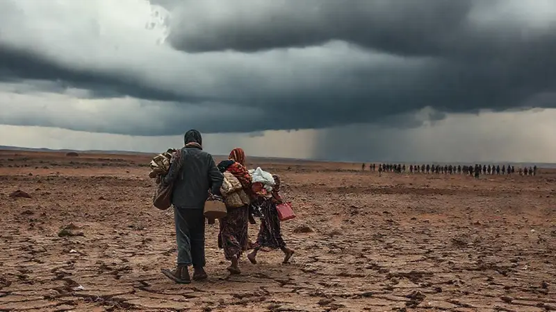 Familia refugiada en un paisaje desolador