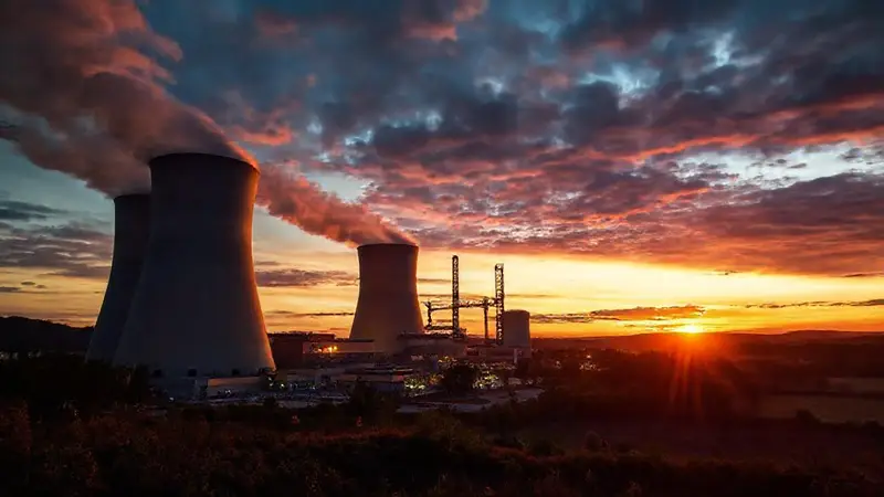 Central nuclear al atardecer con naturaleza