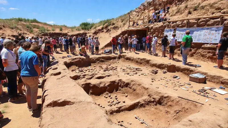 Excavación arqueológica con colaboración y descubrimiento