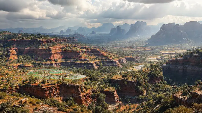 Paisajes antiguos con ecosistemas variados y coloridos