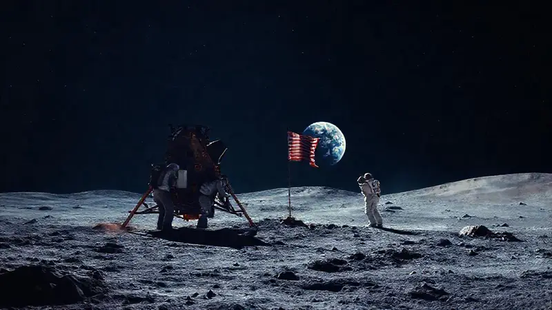 Astronautas aterrizan en la luna y plantan bandera