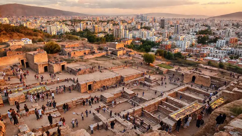 Ruinas antiguas y ciudad moderna generan historia