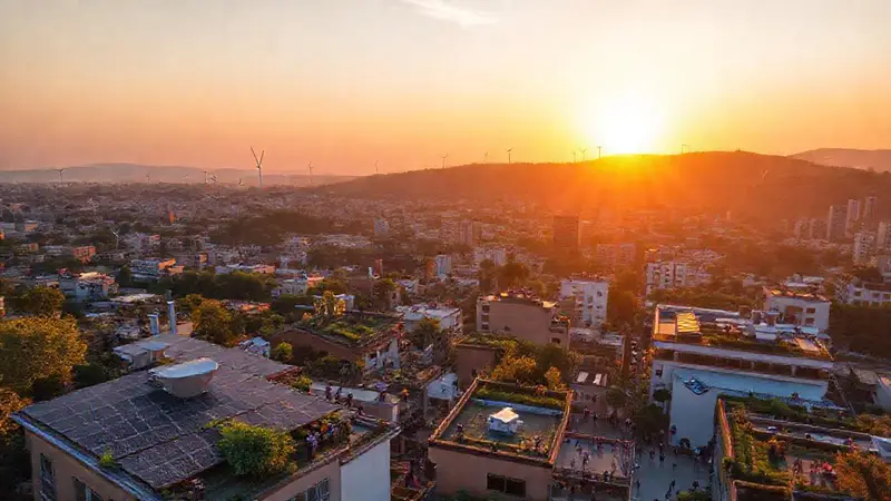 Ciudad vibrante con naturaleza y tecnología