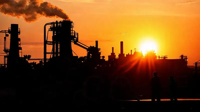 Fábrica al atardecer con tecnología antigua