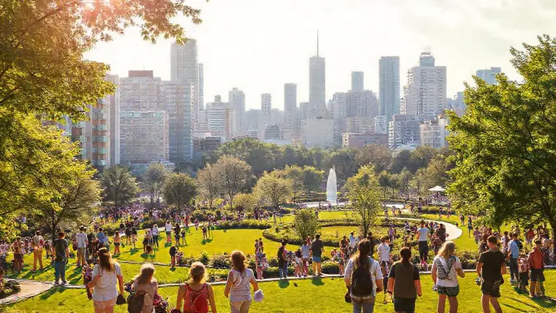 Ciudad vibrante con naturaleza y convivencia