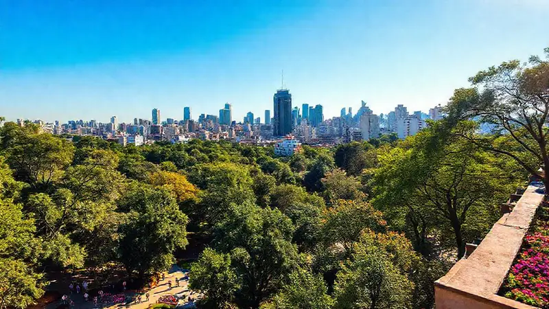 Horizonte urbano y parques verdes en armonía