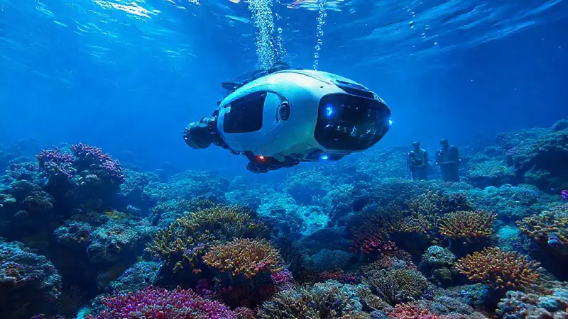 Robot submarino investiga vibrantes arrecifes coralinos
