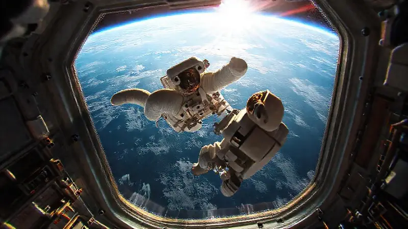 Astronauta en la ISS contempla la Tierra