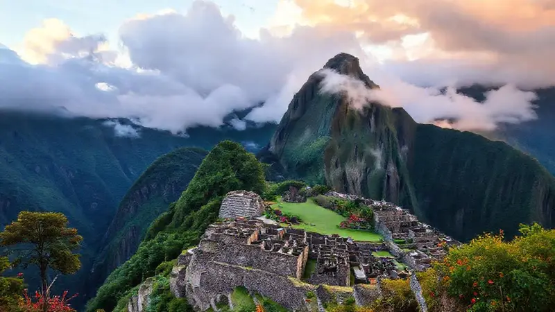 Machu Picchu al amanecer entre montañas verdes