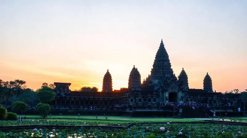Angkor Wat: templo majestuoso y cultural al amanecer