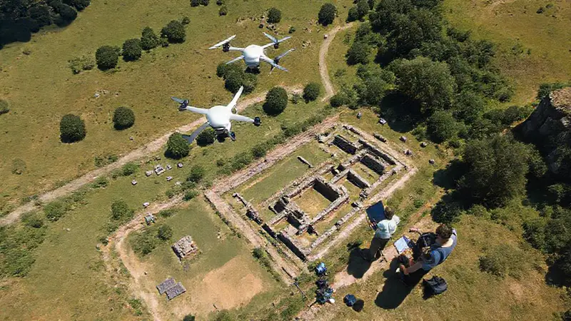 Drones sobre ruinas arqueológicas en paisaje verde