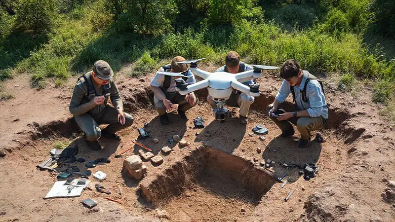 Arqueólogos modernos analizan artefactos con drones