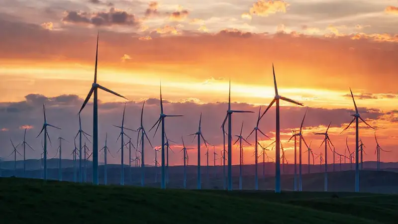 Parque eólico al atardecer, energía sostenible