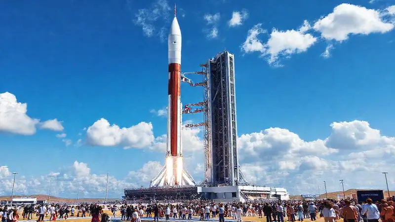 Lanzamiento futurista de cohetes para turismo espacial