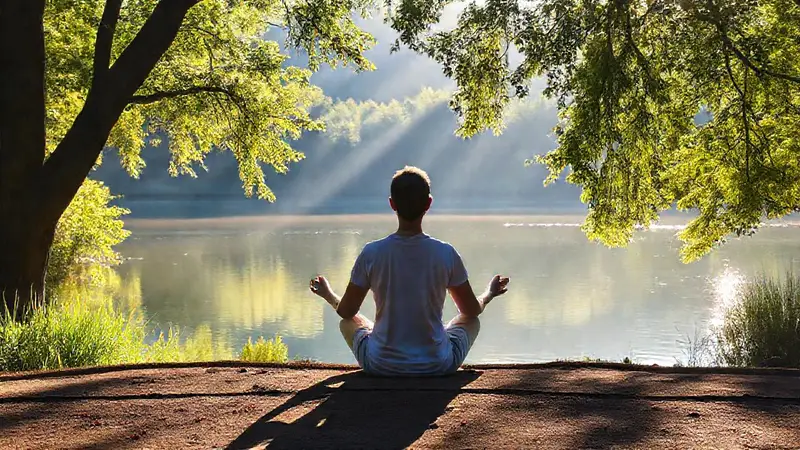 Meditación serena en la naturaleza tranquila