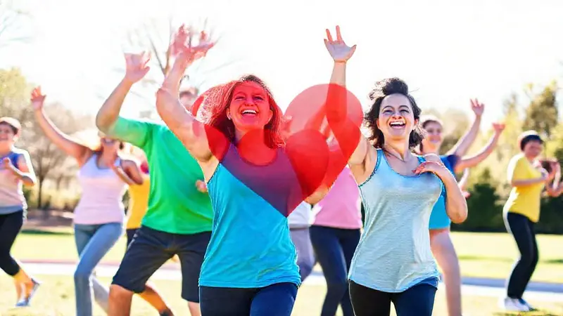 Grupo diverso de personas haciendo ejercicio al aire libre