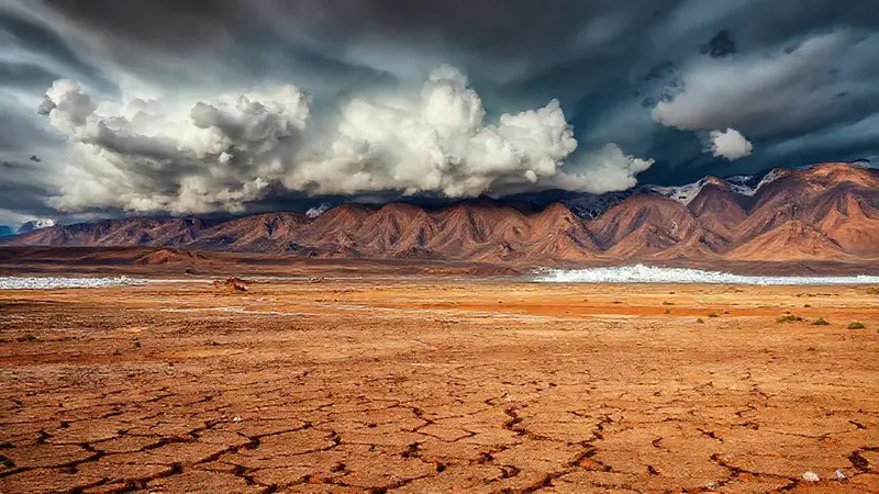 Tormentas dramáticas en un paisaje seco
