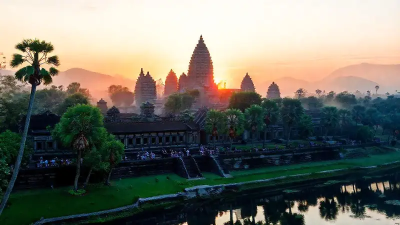 Angkor Wat: belleza serena y vibrante al amanecer