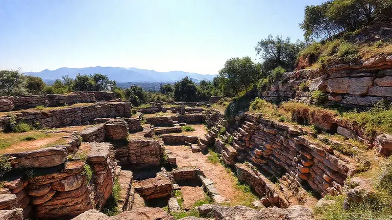 Ruinas antiguas rodeadas de naturaleza y misterio
