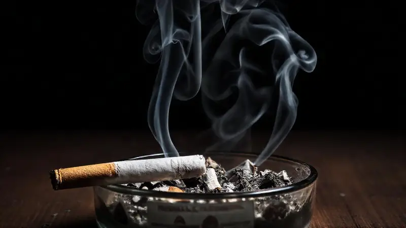 Cigarrillo forma calaveras en un fondo oscuro