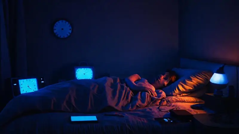 Pantallas emiten luz azul en habitación oscura