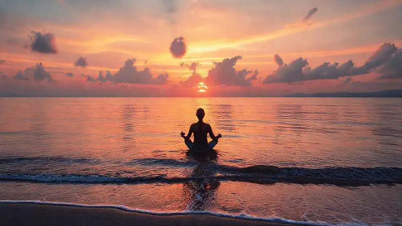 Paisaje sereno con figura meditando al atardecer