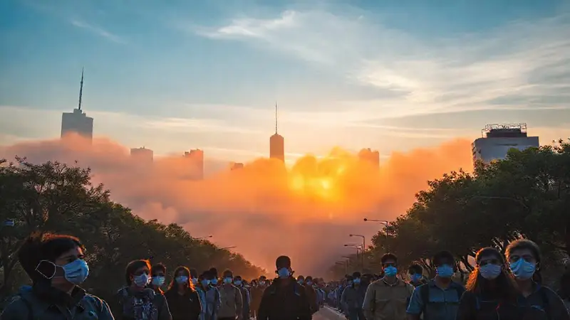 Ciudad contaminada con gente usando mascarillas
