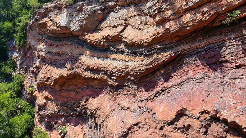 Rocas metamórficas coloridas en un paisaje cautivador
