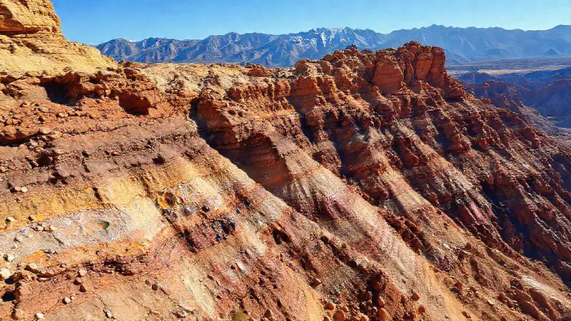 Paisaje impresionante con formaciones rocosas diversas