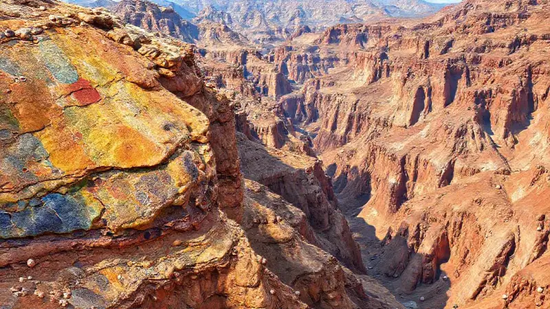 Paisaje geológico con rocas, fósiles y colores